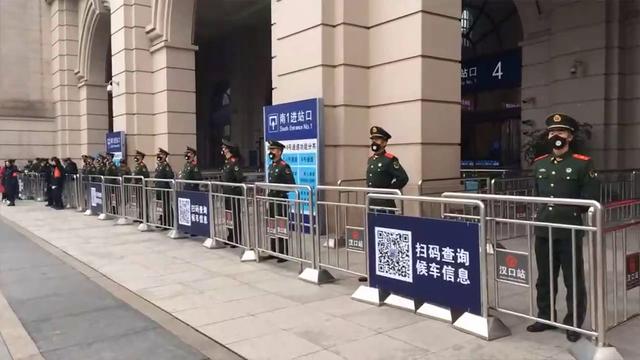 23 janvier: l'entrée de la gare de Wuhan bloquée par des policiers, alors que la ville de 11 millions d'habitants a été placée en quarantaine. [Keystone - The Paper via AP]