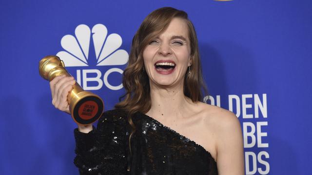 La violoncelliste et compositrice Hildur Gudnadottir avec son Golden Globe Awards pour "Joker". [Keystone - Chris Pizzello]