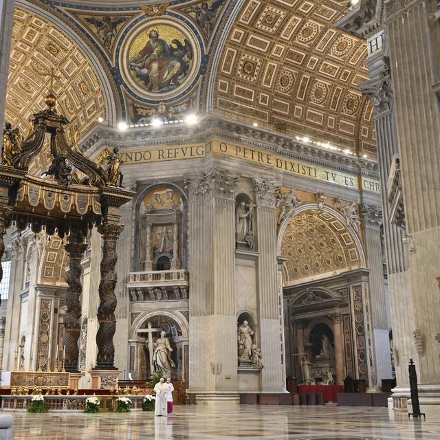 Le Pape seul dans la basilique Saint-Pierre pour célébrer la messe de Pâques. [Pool Photo via AP/ Keystone - Andreas Solaro]