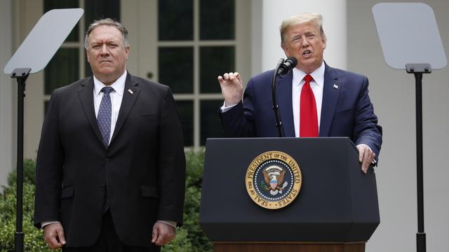 Le président américain Donald Trump et le secrétaire d'Etat Mike Pompeo lors d'une conférence de presse à la Maison Blanche, le 29 mai 2020. [EPA/Keystone - Yuri Gripas]