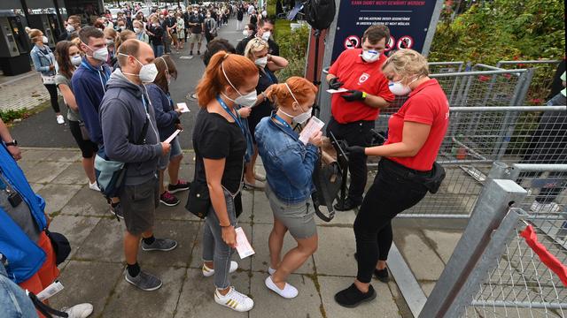 Plus de 2000 volontaires vont participer au test grandeur nature. [Keystone - DPA/Hendrik Schmidt]