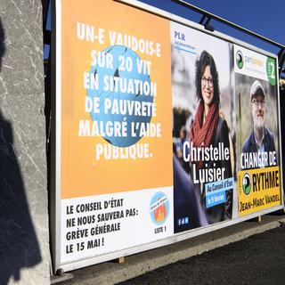 Les affiches des candidats à l'élection complémentaire au Conseil d'Etat vaudois. [Keystone - Laurent Gillieron]