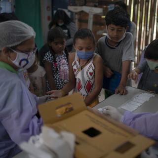 Des soignants font passer des tests de dépistage du Covid-19 à des enfants de la tribu indigène des Guarani, le 2 juillet 2020 au Brésil. [AFP - Maruo Pimentel]