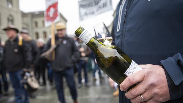 Les vignerons suisses ont manifesté à Berne en décembre dernier pour demander une limitation des importations de vin étranger, souvent meilleur marché [Keystone - Peter Klaunzer]