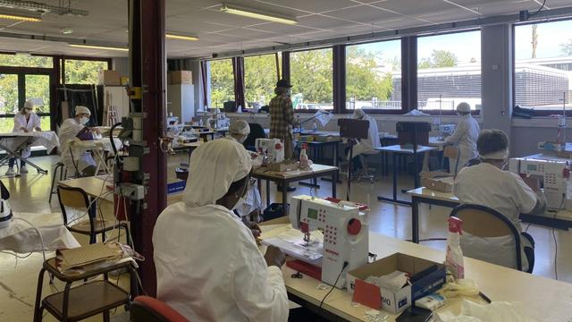 Fabrication de 6000 masques sanitaires par semaine à Mulhouse. [RTS - Alain Croubalian]