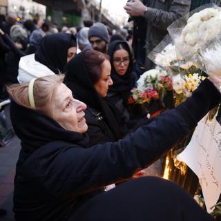 Émotion et colère en Iran face à l'aveu de responsabilité des autorités iraniennes dans la mort des passages du boeing abattu. [EPA/Keystone - Abedin Taherkenareh]