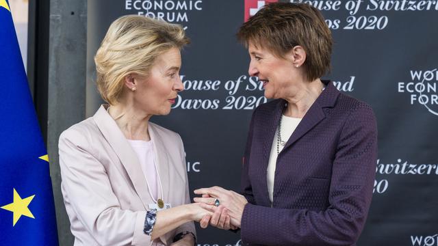Ursula von der Leyen et Simonetta Sommaruga lors d'une rencontre au WEF de Davos en janvier dernier. [Keystone - Alessandro della Valle]
