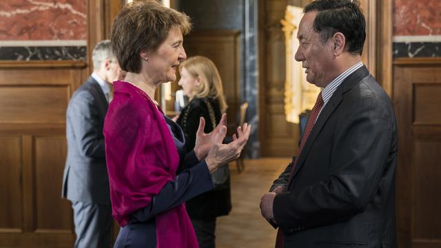 L'ambassadeur chinois en Suisse Geng Wenbing, photographié ici en discussion avec la présidente Simonetta Sommaruga le 15 janvier 2020, à l'occasion de la réception annuelle du corps diplomatique chinois. [Keystone - Alessandro della Valle]