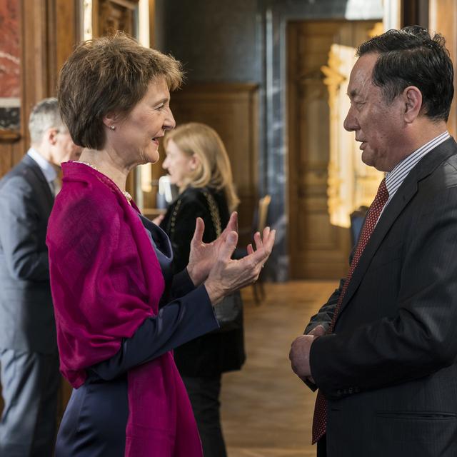 L'ambassadeur chinois en Suisse Geng Wenbing, photographié ici en discussion avec la présidente Simonetta Sommaruga le 15 janvier 2020, à l'occasion de la réception annuelle du corps diplomatique chinois. [Keystone - Alessandro della Valle]