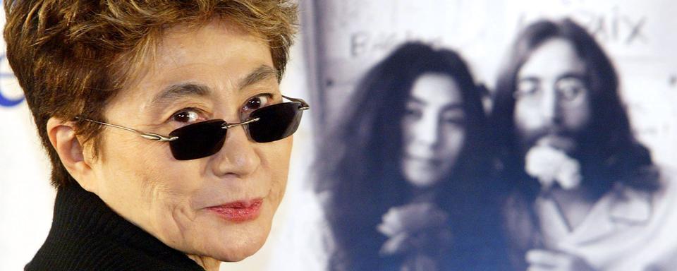 Yoko Ono durant la conférence de presse du concert de charité en hommage à son mari, Tokyo 2002. [AFP]