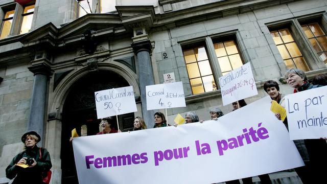 Manifestation de femmes devant l'Hôtel de ville à Genève, en novembre 2008. [Keystone - Magali Girardin]