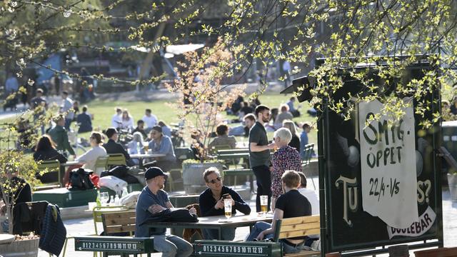 Bain de soleil sur les terrasses de Stockholm, le 22 avril 2020. [AFP - Anders Wiklund/TT News Agency]