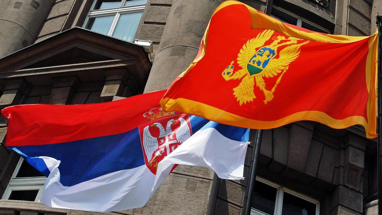 Le Monténégro (drapeau de droite) est indépendant de la Serbie (drapeau de gauche) depuis 2006. [AFP]