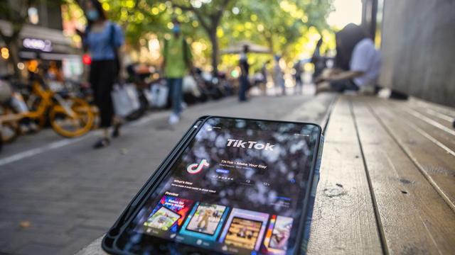 L'application TikTok, sur une tablette à Shanghai. [Keystone - EPA/Alex Plavevski]