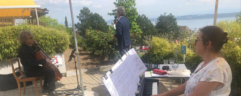 Le trio de musiciens "Los confinados" lors d'un concert dans un EMS. [RTS - Deborah Sohlbank]