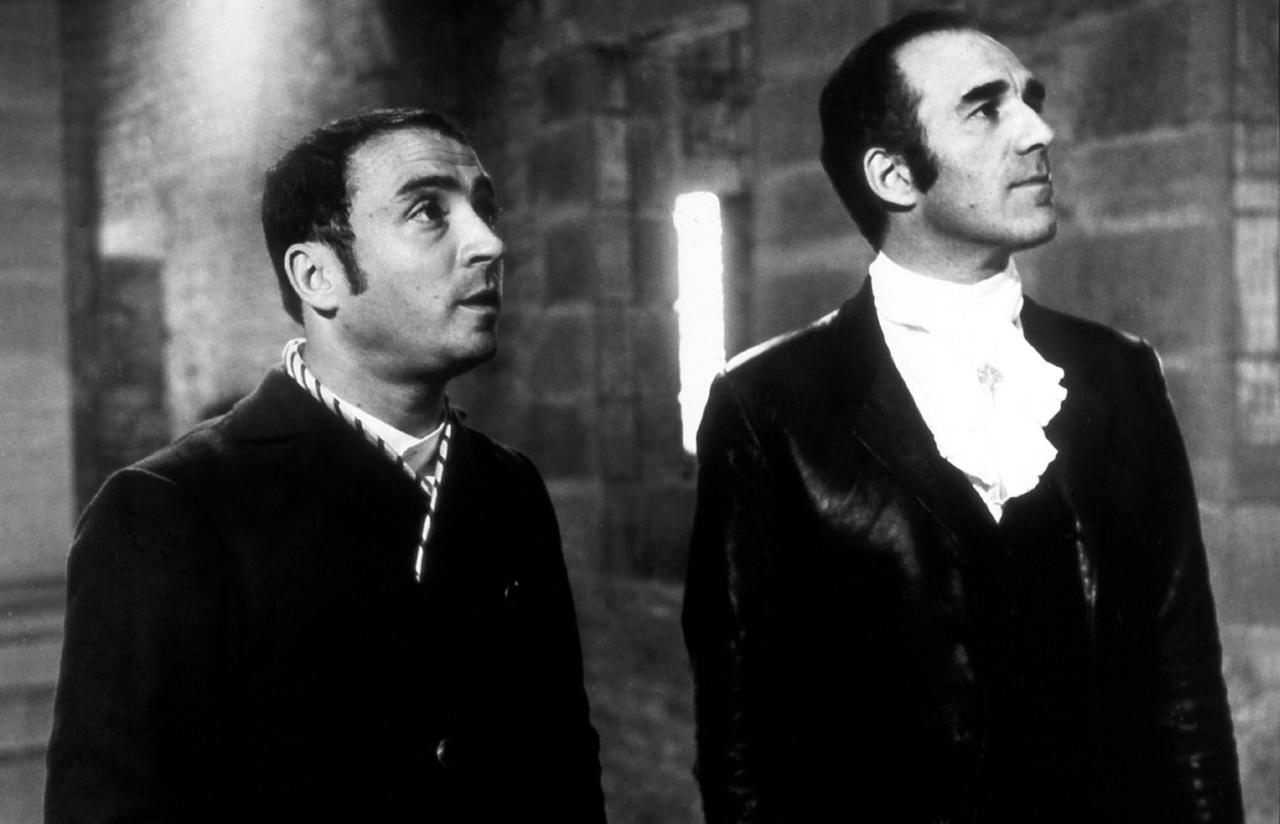 Aux côtés de Claude Brasseur en Sgnanarelle, Michel Piccoli incarne le Dom Juan, de Marcel Bluwal pour la télévision. [VIA AFP - COLLECTION CHRISTOPHEL]