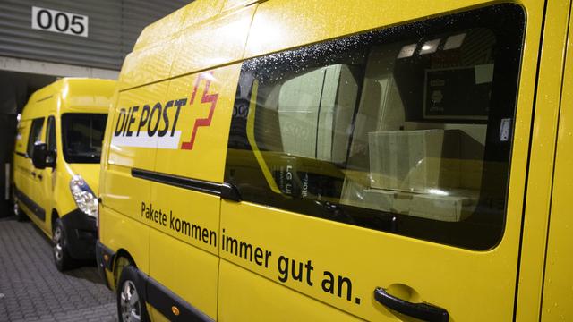 À partir du 29 novembre, les collaborateurs de La Poste ont traité plus d’un million de colis par jour. La journée record fut le 15 décembre, soit 10 jours avant Noël, avec 1,3 million de colis. [Keystone - Peter Klaunzer]