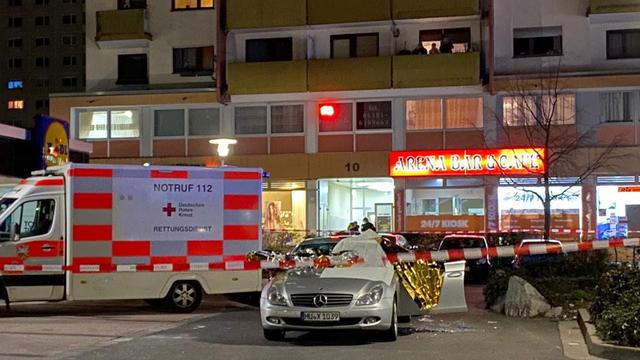 A Hanau près de Francfort, une ambulance devant l'un des deux bars visés par l'une des deux fusillades qui ont fait au moins huit morts. [EPA/Wiesbaden112]