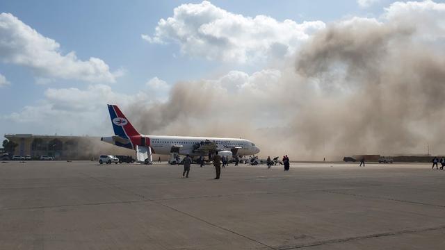 Plusieurs explosions ont fait au moins dix morts et des dizaines de blessés, mercredi, à l'aéroport d'Aden, au Yémen. [AFP - SALEH AL-OBEIDI]