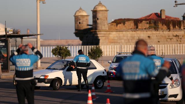La police portugaise procède à des contrôles près de Porto, le 30 octobre 2020. [Keystone - Estela Silva]
