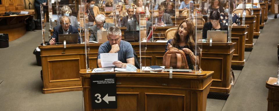 Les parlementaires sont de retour au Palais fédéral, séparés par des parois en plexiglas. [Keystone - Alessandro della Valle]