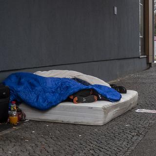 Deux personnes sans-abri dans une rue de Berlin. [Keystone - DPA/Paul Zinken]