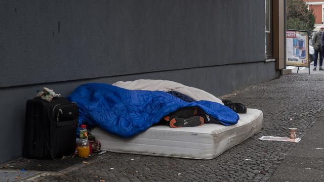 Deux personnes sans-abri dans une rue de Berlin. [Keystone - DPA/Paul Zinken]