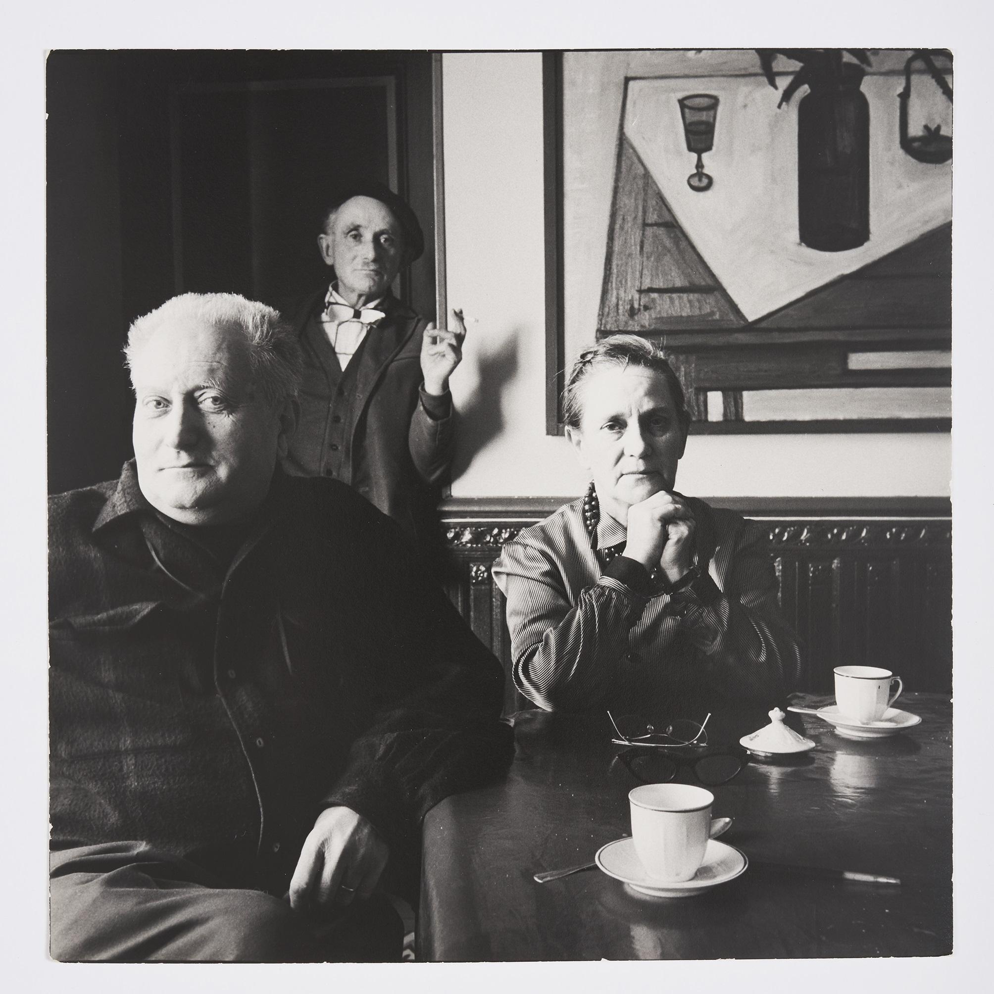Jean Giono, le peintre et poète Lucien Jacques et Elise Giono en 1957 [The Irving Penn Foundation - Irving Penn]