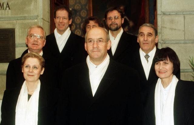 Le Conseil d'Etat genevois en décembre 1997. De gauche à droite, Guy-Olivier Segond, Martine Brunschwig Graf, Laurent Moutinot, Gérard Ramseyer, Robert Cramer, Carlo Lamprecht et Micheline Calmy-Rey. [Keystone - Patrick Aviolat]