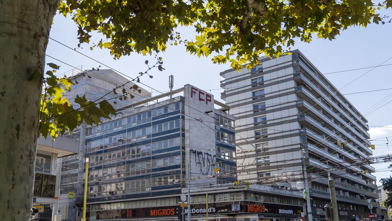 A Genève, les immeubles évacués en urgence en octobre à la Servette en raison des risques d'effondrement seront démolis et reconstruits: c'est la solution la moins chère selon le propriétaire de deux des trois bâtiments. [Martial Trezzini]