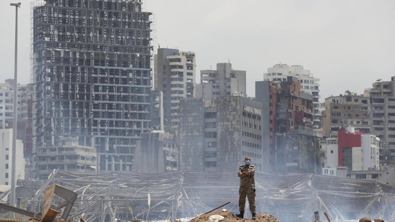 Un soldat devant le site dévasté par l'explosion au port de Beyrouth. [Thibault Camus]