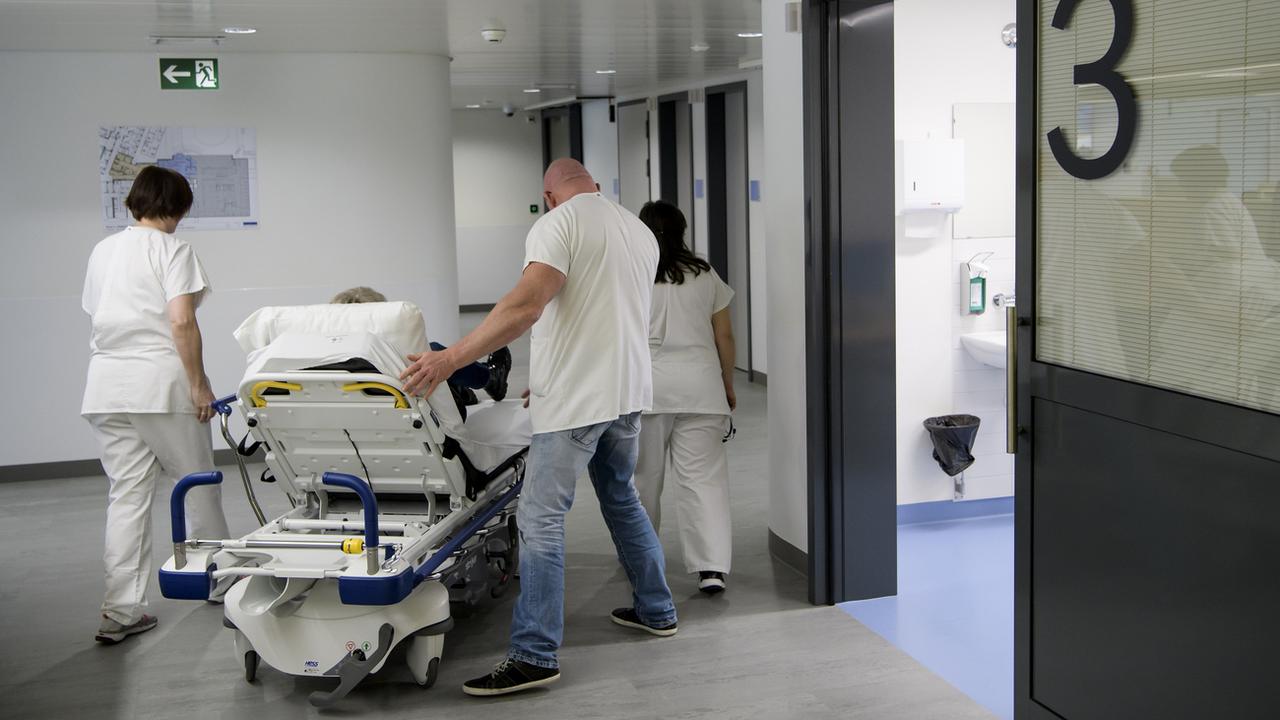 Plus de 38'000 lits sont disponibles dansles hôpitaux helvétiques. [Keystone - Jean-Christophe Bott]