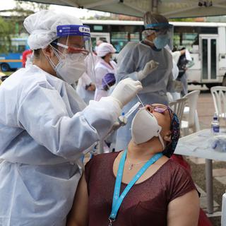 Du personnel médical teste des patients à Bogota en Colombie. [EPA/Keystone - Carlos Ortega]