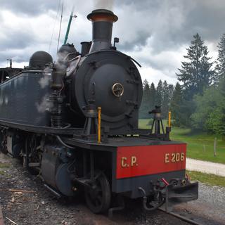 Locomotive à vapeur de l'association La Traction, dans le Jura. [RTS - Gaël Klein]