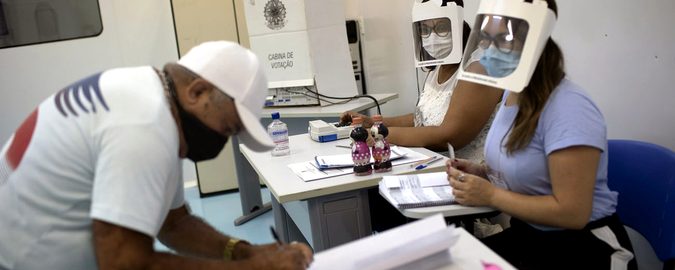 Bueau de vote à Rio pour les élections municipales brésiliennes du 15.11.2020. [AP/Keystone - Silvia Izquierdo]