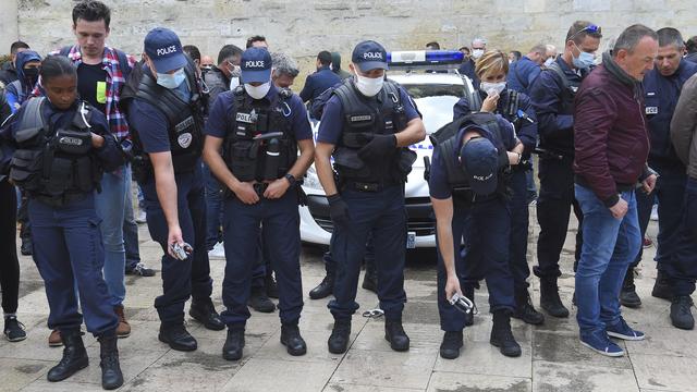 Partout en France, des policiers ont jeté leurs menottes pour protester contre l'attitude du gouvernement à leur égard. [AFP - Nicolas Tucat]