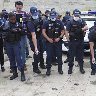 Partout en France, des policiers ont jeté leurs menottes pour protester contre l'attitude du gouvernement à leur égard. [AFP - Nicolas Tucat]