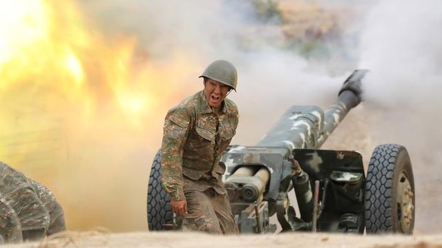 Une image fournie par le ministère de la Défense arménien montre un militaire en action dans la région du Nagorny Karabakh. [Keystone - EPA/ARMENIAN DEFENCE MINISTRY]