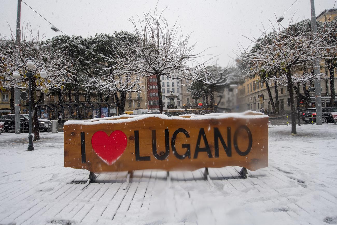 Lugano sous la neige vendredi 4 décembre. [Keystone/Ti-Press - Pablo Gianinazzi]