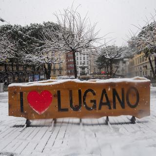 Lugano sous la neige vendredi 4 décembre. [Keystone/Ti-Press - Pablo Gianinazzi]