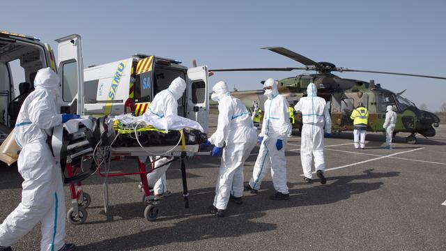 Un patient transféré de Metz, en France, à Essen, en Allemagne. [Keystone - Julien Chatellier/Dicod via AP]