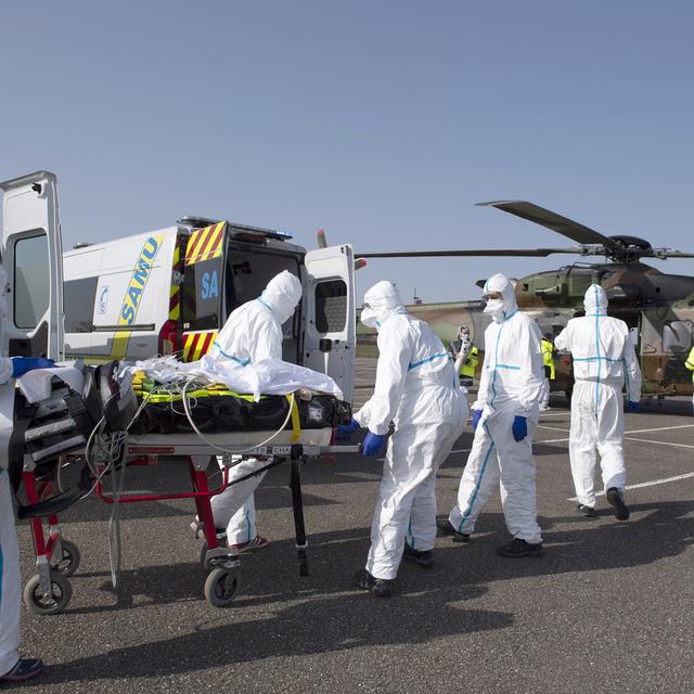 Un patient transféré de Metz, en France, à Essen, en Allemagne. [Keystone - Julien Chatellier/Dicod via AP]