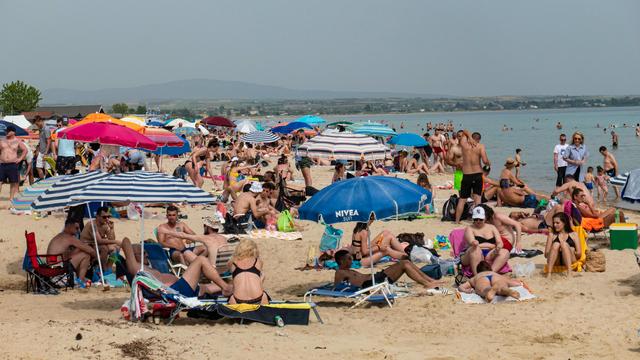 Retour des foules sur les plages grecques, ici près de Thessalonique. [afp - Nicolas Economou / NurPhoto]