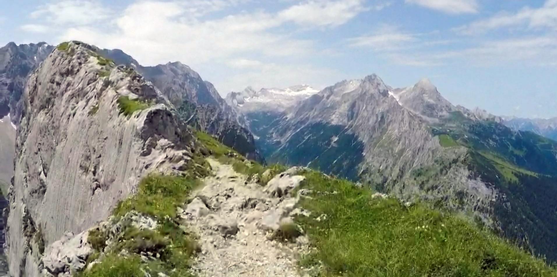 Crêtes de montagnes sur la Via Alpina. [Association Via Alpina - L'envers du chemin - Briner, Caroline (RTS)]
