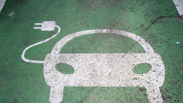 Les voitures électriques dépendent d'un réseau de recharge pour être efficaces. [Keystone - Martial Trezzini]