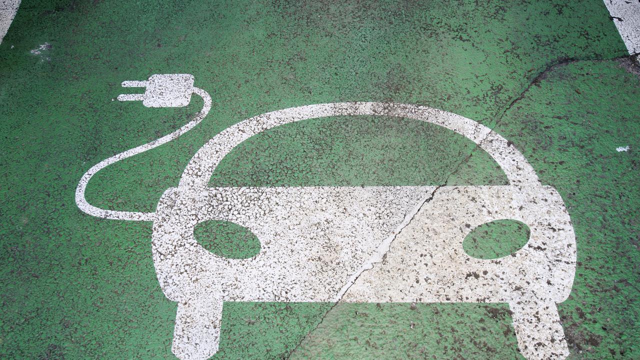 Les voitures électriques dépendent d'un réseau de recharge pour être efficaces. [Keystone - Martial Trezzini]