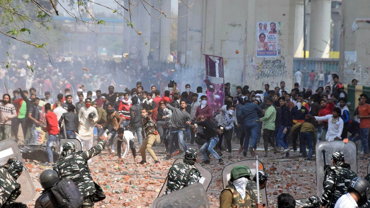 Affrontements entre police et manifestants dans l'est de Delhi, le 24 février 2020. [Keystone - epa/str]