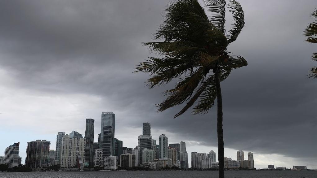 Isaias approche de la côte est de la Floride. Miami, le 1er août 2020. [Getty Images via AFP - Joe Raedle]