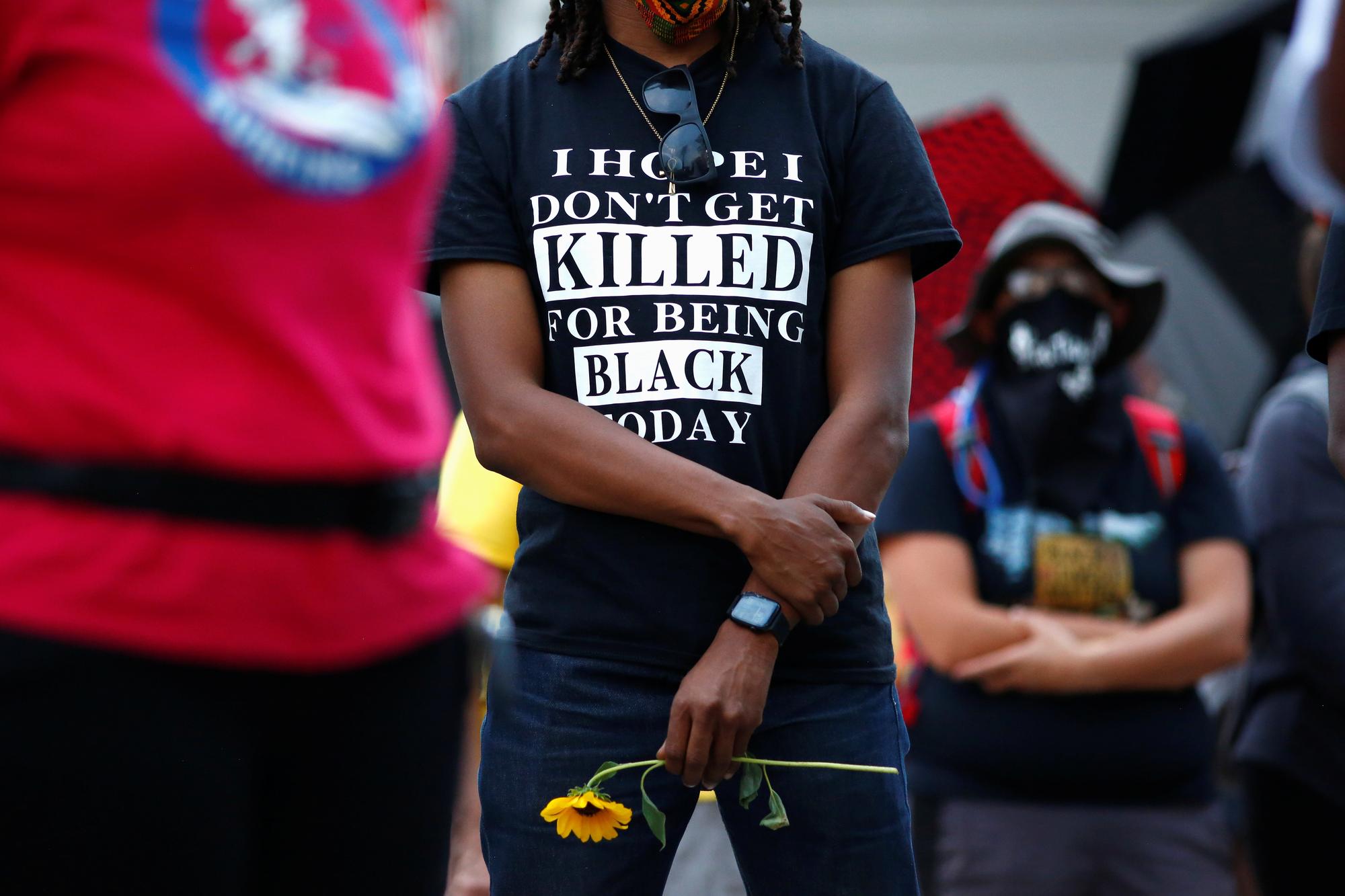 Un manifestant porte un t-shirt où l'on peut lire: "J'espère que je ne serai pas tué aujourd'hui parce que je suis noir". Denver, le 24 août 2020. [Reuters - Kevin Mohatt]