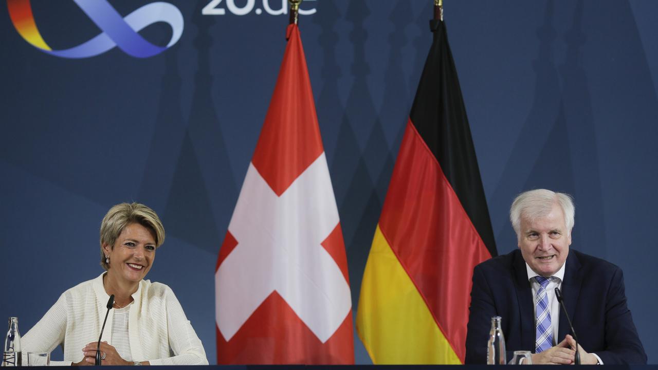 Karin Keller-Sutter a rencontré le ministre allemand de l'Intérieur Horst Seehofer. [Keystone - AP Photo/Markus Schreiber, Pool]